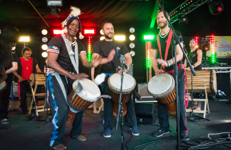 Tanante performing at Moovin festival